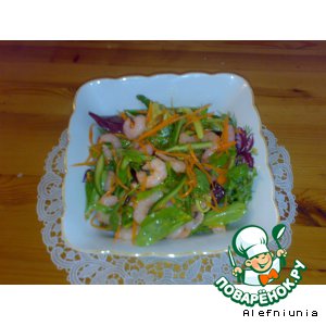 Салат с креветками и огурцами и морковью